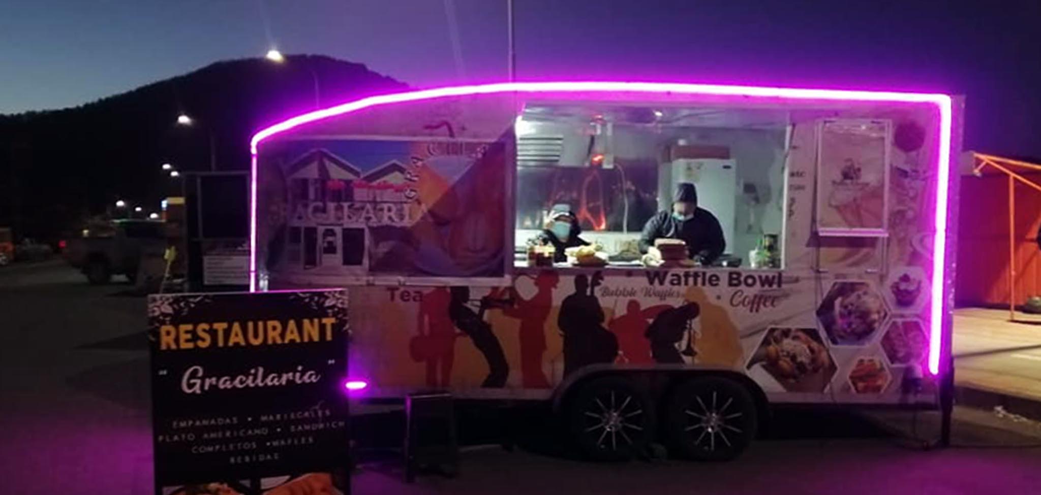 Food truck de restaurante gracilaria a la entrada de la caleta Lenga en Hualpén, Concepción, Chile